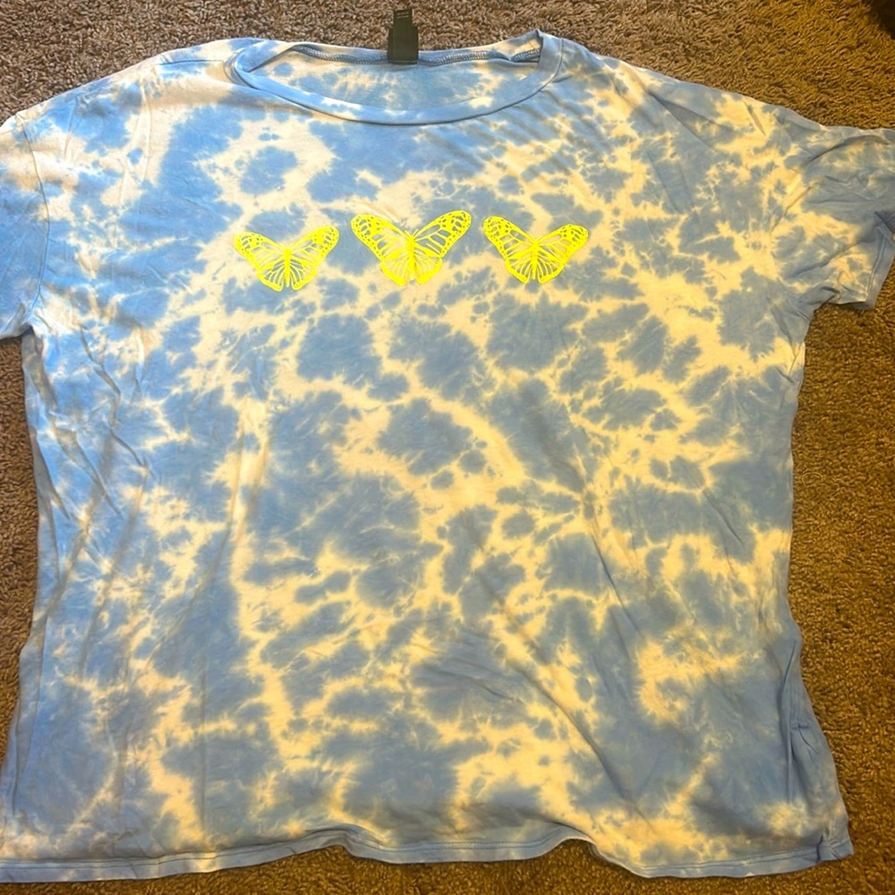 ✨Blue butterfly tee✨